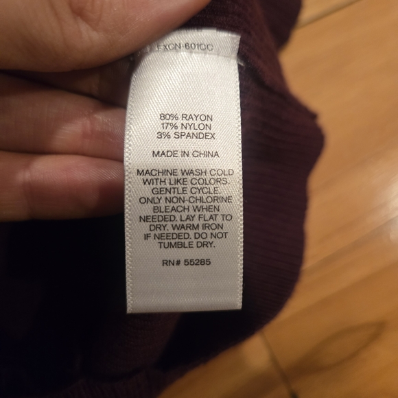 Express KeyHole Ribbed Knit Top - Picture 4 of 5